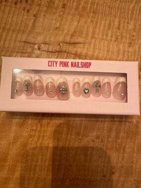 City Pink Nailshop Gothic Cross french tip  Press-On Nails